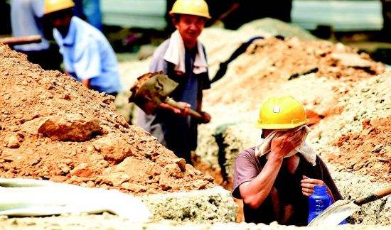 關(guān)注，高溫下的鋼結(jié)構(gòu)施工工人