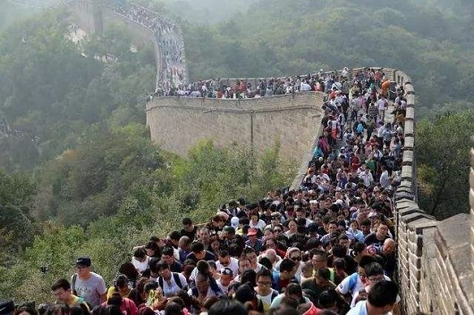 國慶假期已過，鋼結(jié)構(gòu)工程隊(duì)重新恢復(fù)了忙碌