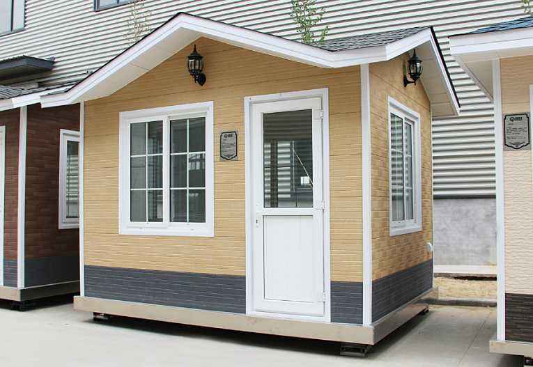 輕鋼崗?fù)? /><br /></p>    有人會(huì)認(rèn)為，<strong>輕鋼房屋</strong>的使用壽命不如傳統(tǒng)的混凝土建筑，但是，根據(jù)國(guó)外經(jīng)驗(yàn)以及實(shí)驗(yàn)數(shù)據(jù)來(lái)看，這種體系在歐美發(fā)達(dá)國(guó)家已經(jīng)成熟運(yùn)用，輕鋼住宅結(jié)構(gòu)的使用壽命是90年，使我們可以放心使用的家居住房。盛大鋼結(jié)構(gòu)利用現(xiàn)代新型的建筑材料，包括玻璃棉、歐松板、石膏板、金屬雕花板、瀝青瓦、SBS防水卷材、呼吸紙等材料，解決了該建筑體系的防水、防火、保溫、隔熱、吸引降噪等技術(shù)問(wèn)題，我們對(duì)<strong>輕鋼房屋</strong>的未來(lái)前景是十分看好的。<br /><p>    山西盛大鋼結(jié)構(gòu)近期的新產(chǎn)品除了輕鋼住宅以外，還有集裝箱房屋、輕鋼崗?fù)は盗小⒐残l(wèi)生間系列產(chǎn)品，如果您對(duì)我們的新產(chǎn)品感興趣的話(huà)，可以致電我們的銷(xiāo)售客服熱線(xiàn)，我們期待您的來(lái)電。</p><p>    本文鏈接：<strong>http://www.boyoc.cn/news/0004511655.html </strong>未經(jīng)允許不得轉(zhuǎn)載。</p><p style=